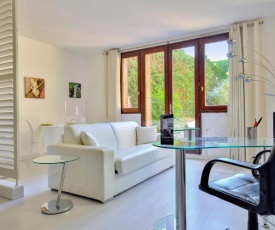 Design flat with private garden close to the Palace of Versailles Welkeys