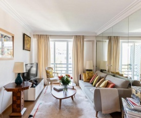 Bright and charming two-bedroom close to Eiffel Tower Paris