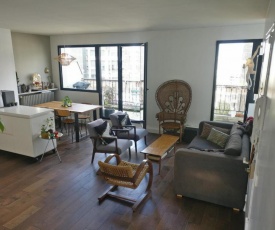 Bright Spacious Architects' apt near PARK, with TERRACE, VIEW of Sacre Coeur, baby ok!